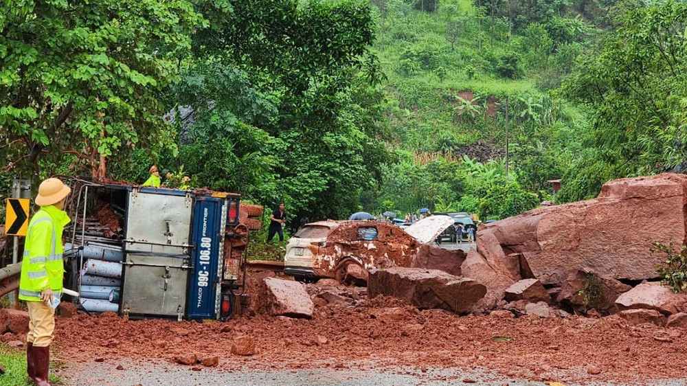 Những tảng đá lớn lăn trúng làm ô tải bị lật, xe ô tô con bị hư hỏng, 8 người bị thương nhẹ. (Nguồn: VOV)