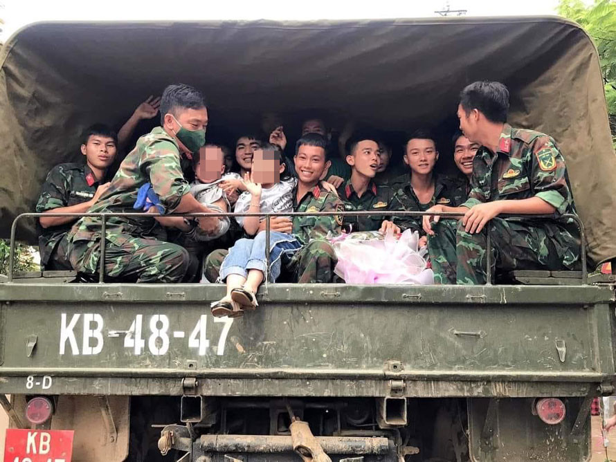 Hình ảnh những chiến sĩ Bộ đội Cụ Hồ trong ngày chia tay người dân về đơn vị. Ảnh: Người dân cung cấp