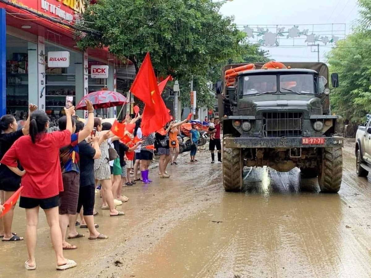 Người dân Yên Bái đổ ra đường tạm biệt những chú bộ đội. Ảnh: Người dân cung cấp