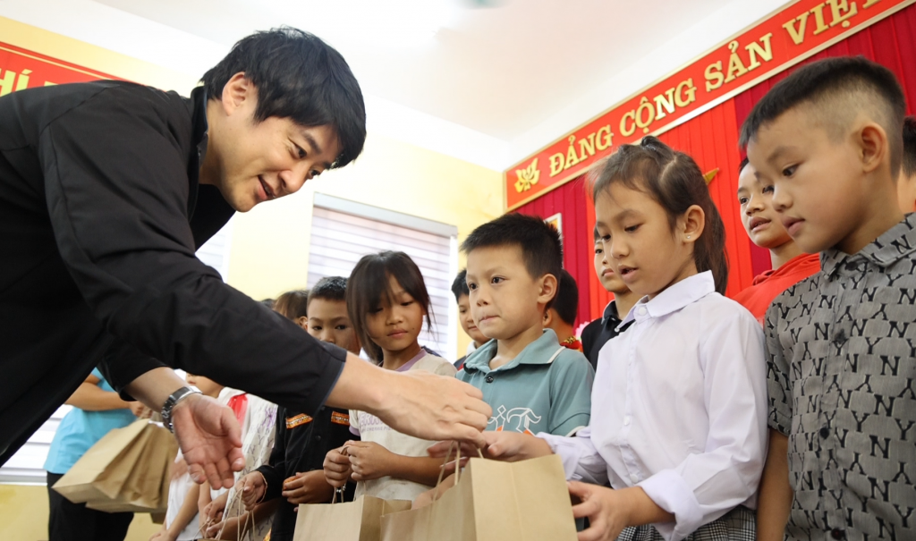 Ông Nishida Hideki, Tổng Giám Đốc UNIQLO Việt Nam trao tặng trang phục RE.UNIQLO tại Trường THCS Xuân Tâm_1