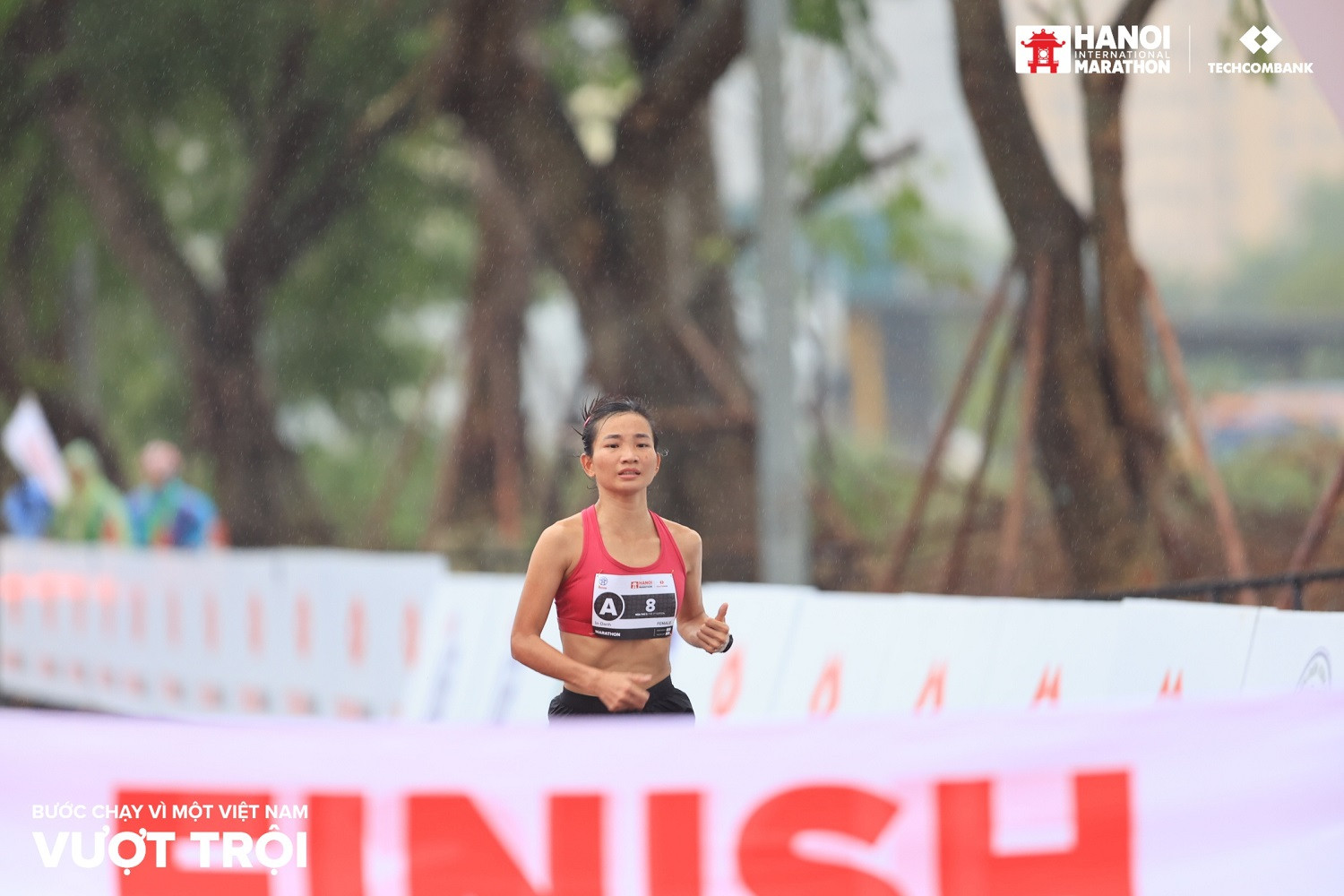 vdv-nguyen-thi-oanh-vo-dich-marathon-nu-ve-dich.jpg