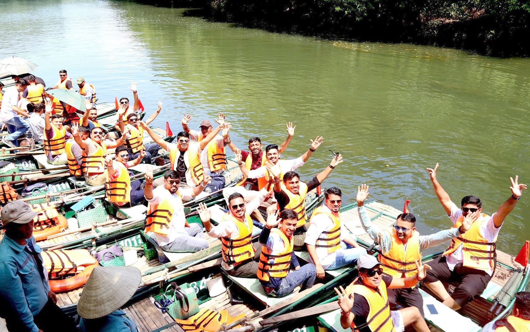 doan-khach-du-lich-an-do-tham-quan-quan-the-danh-thang-trang-an-tinh-ninh-binh-..jpg