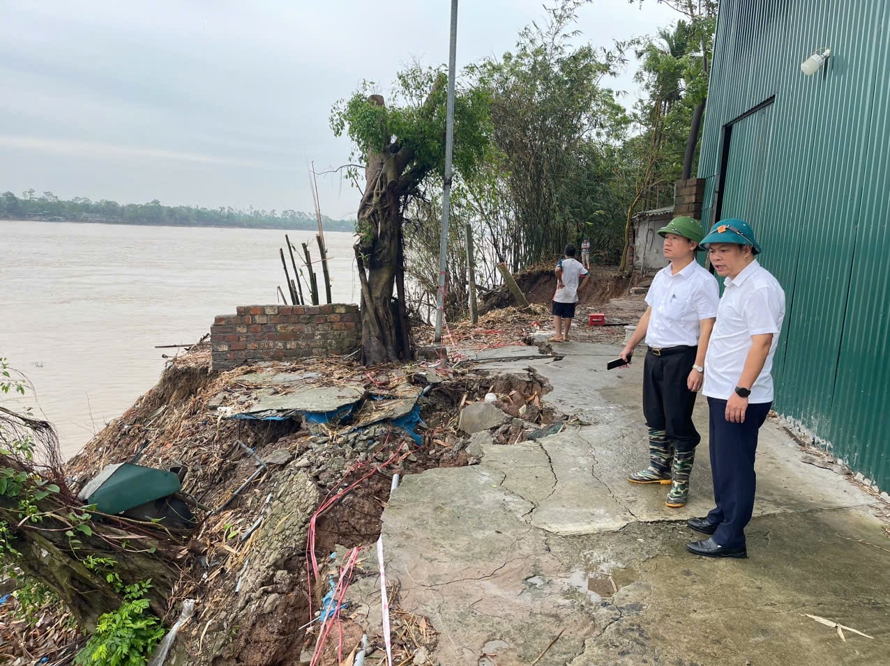 Phó Chủ tịch UBND huyện Gia Lâm Trương Văn Học kiểm tra hiện trường sạt lở tại thôn 4 xã Kim Lan. Ảnh: Vân Thư