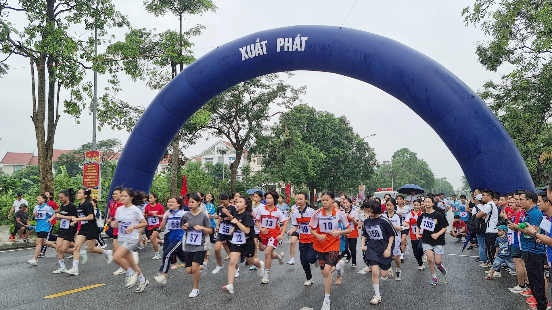 cac-van-dong-vien-thi-chung-ket-giai-chay-bao-hanoimoi-mo-rong-lan-thu-49-vi-hoa-binh-nam-2024-huyen-gia-lam.-anh-anh-duong.jpg