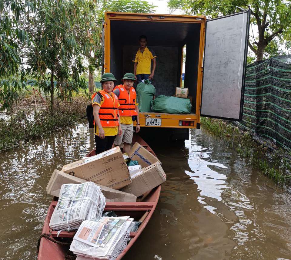 Bưu điện Việt Nam vận chuyển hàng hoá đến người dân vùng bão lũ. Ảnh: Vietnam Post