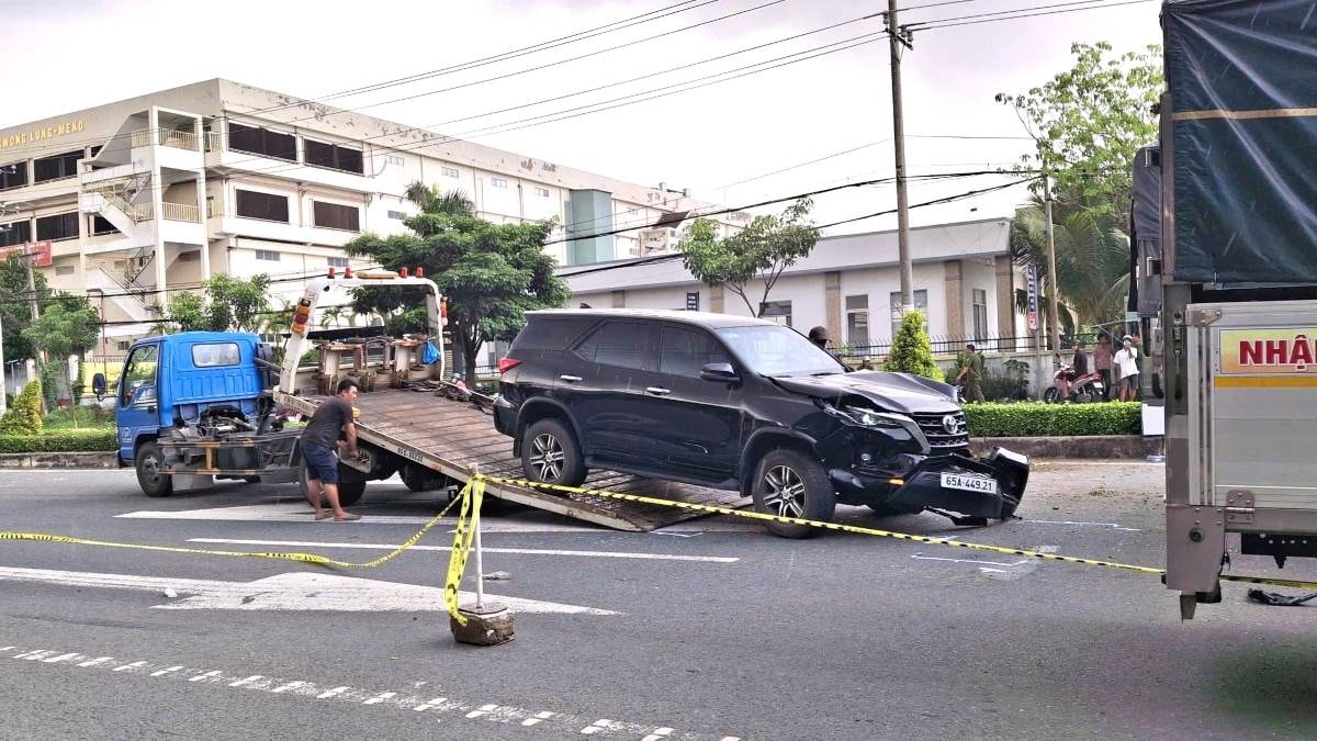 Sau tai nạn, nhiều người dân cùng lực lượng chức năng đã nổ nhiều phát súng, phá cửa cabin khống chế đối tượng cố thủ trong xe.