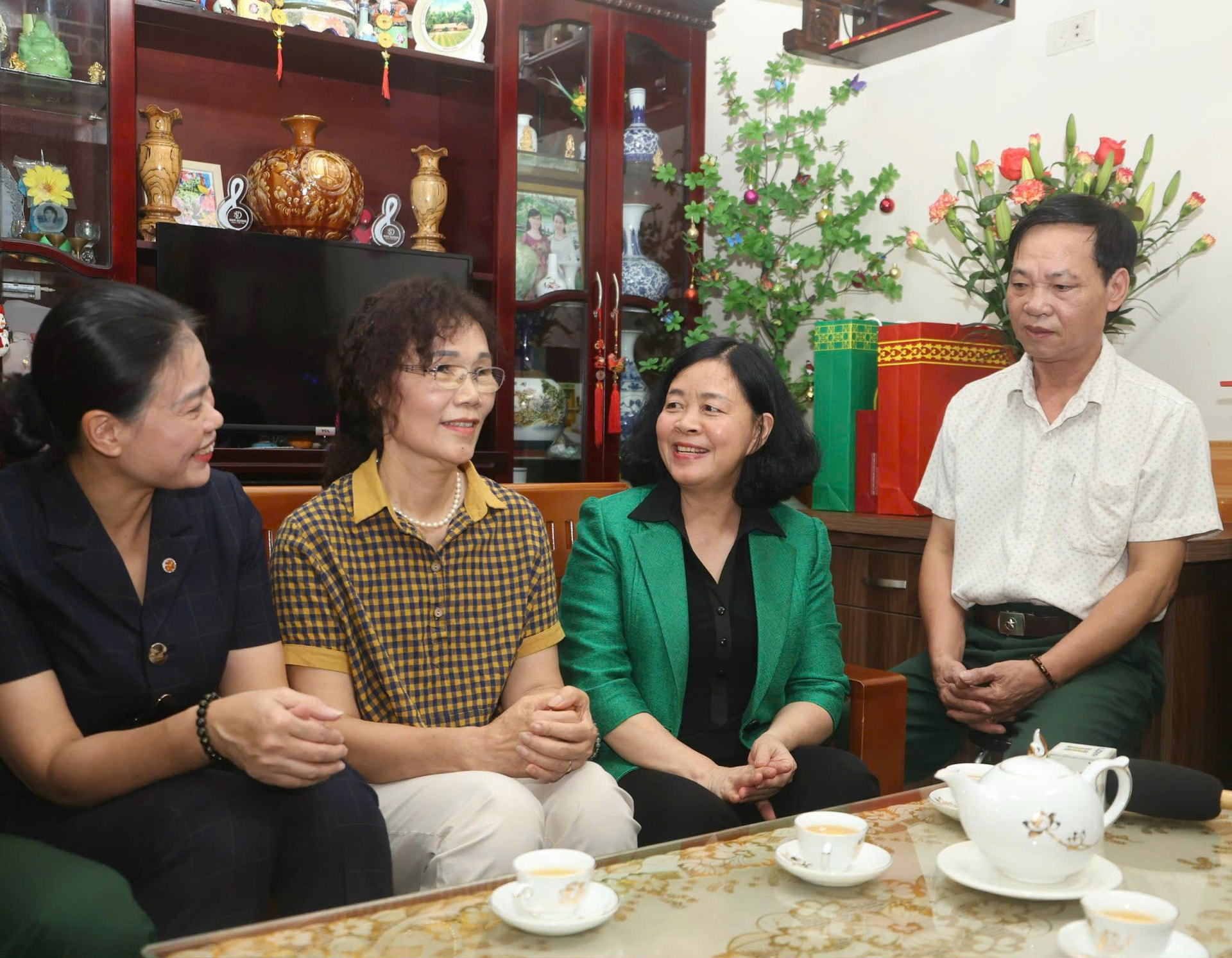 Bí thư Thành ủy Hà Nội Bùi Thị Minh Hoài trò chuyện với Bà mẹ Việt Nam anh hùng Trần Thị Hảo. Ảnh: Viết Thành