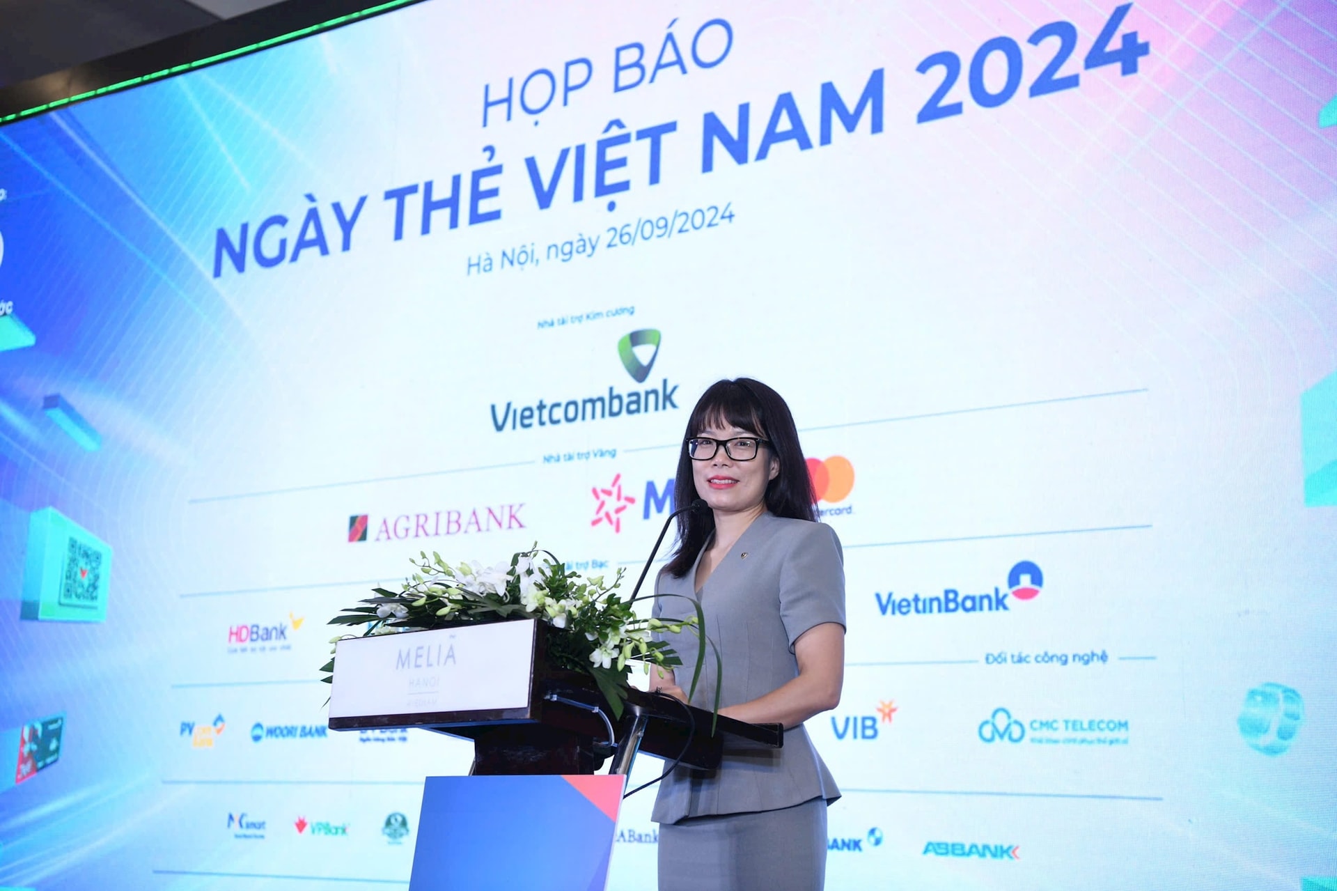 1.-ba-doan-hong-nhung-giam-doc-khoi-ban-le-vietcombank-phat-bieu-tai-buoi-hop-bao.jpg