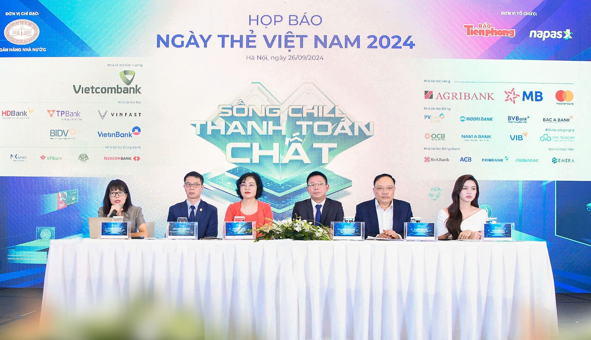 2.-dai-dien-vietcombank-tham-gia-phien-tra-loi-cac-phong-vien-bao-chi-truyen-hinh-tai-su-kien.jpg