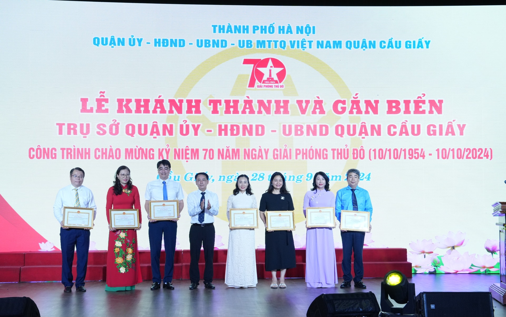 lãnh đạo thành phố Hà Nội đã trao tặng bằng khen của Chủ tịch UBND thành phố cho 8 tập thể và 10 cá nhân có thành tích tham gia thực hiện công trình kỷ niệm 70 năm Ngày Giải phóng Thủ đô trên địa bàn quận Cầu Giấy.