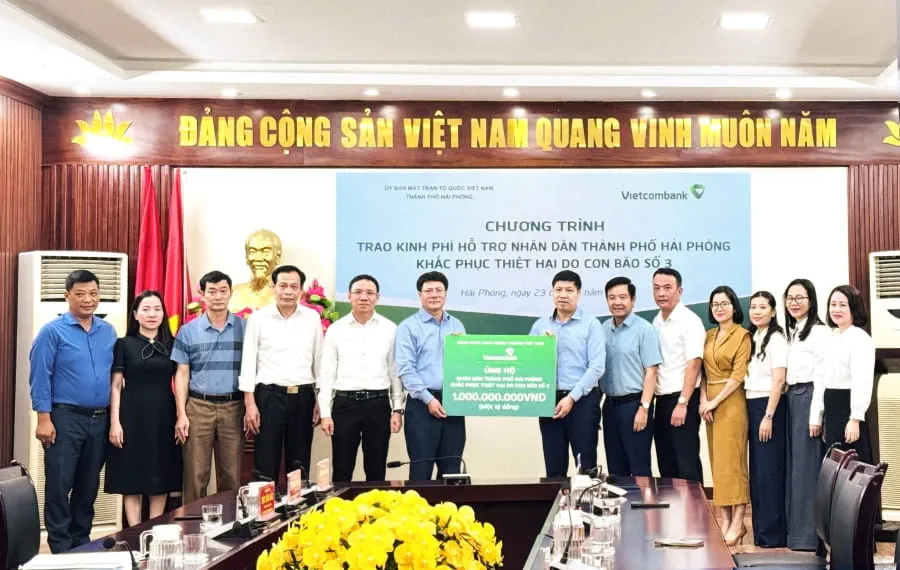 2.-i-di-n-vietcombank-trao-ng-h-1-t-ng-tha-ng-qua-mttq-tha-nh-ph-h-i-pha-ng.png