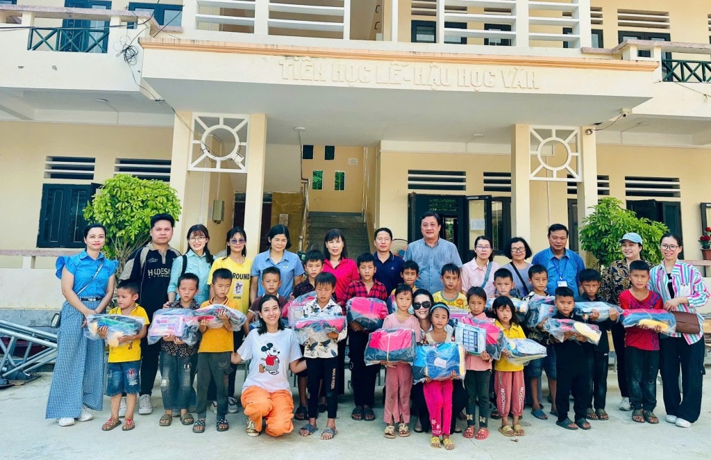 Đoàn công tác của trường Đoàn công tác của trường