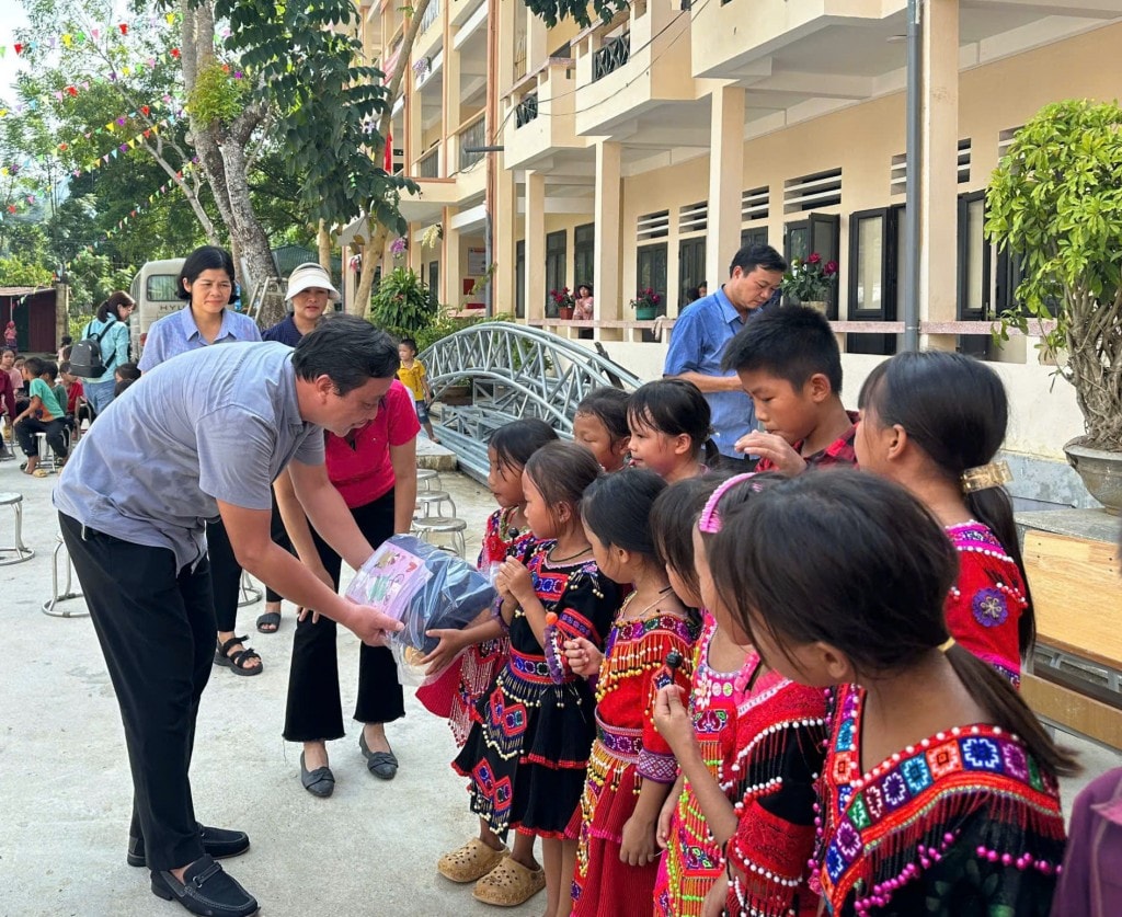 trao quà tới các em học sinh trao quà tới các em học sinh