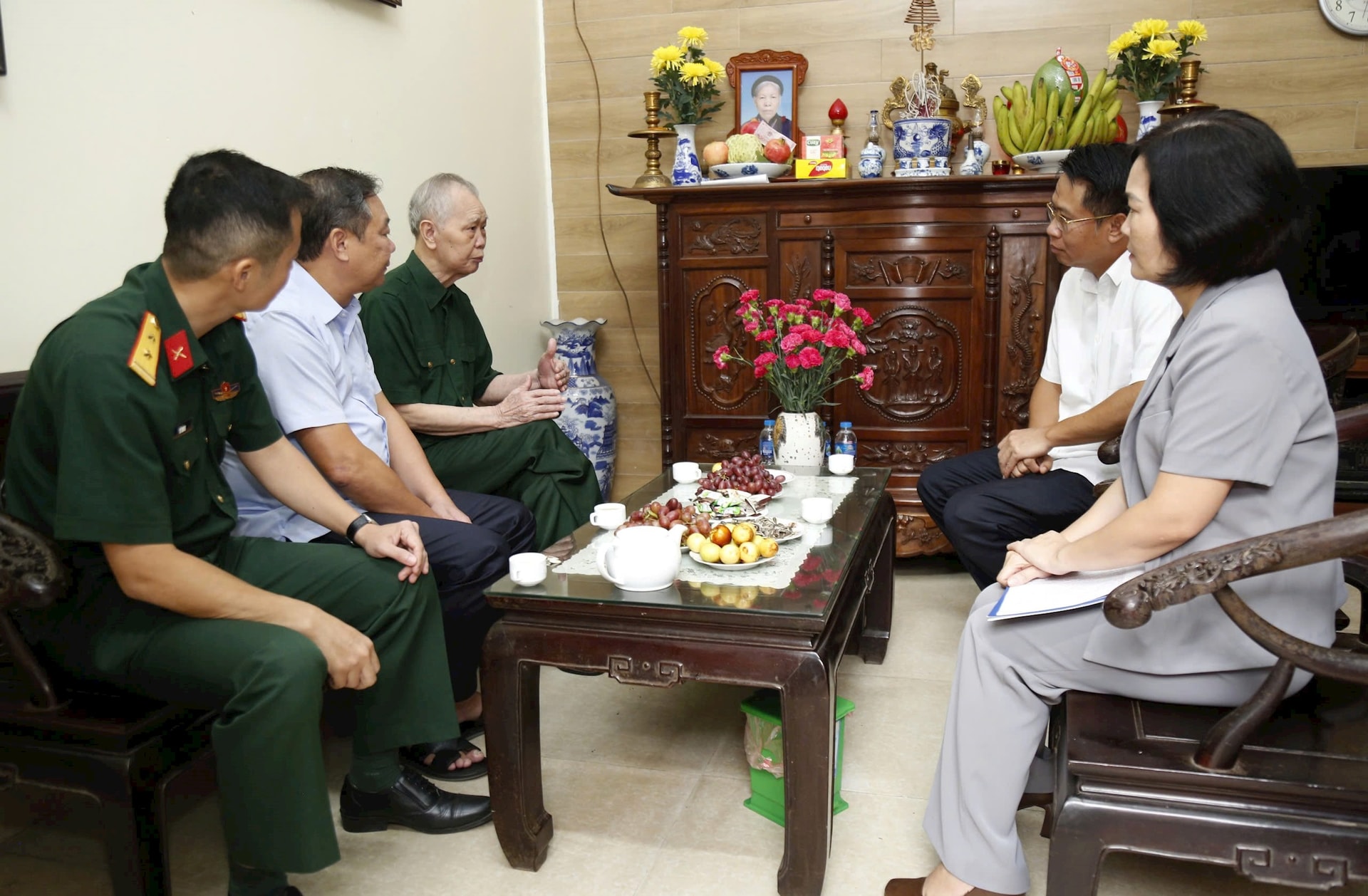 cuu-chien-binh-thuong-binh-nguyen-minh-thang-quan-ha-dong-ngoi-trong-cung-ben-trai-chia-se-ve-nhung-ngay-dau-tiep-quan-thu-do.-anh-vu-thuy.jpg