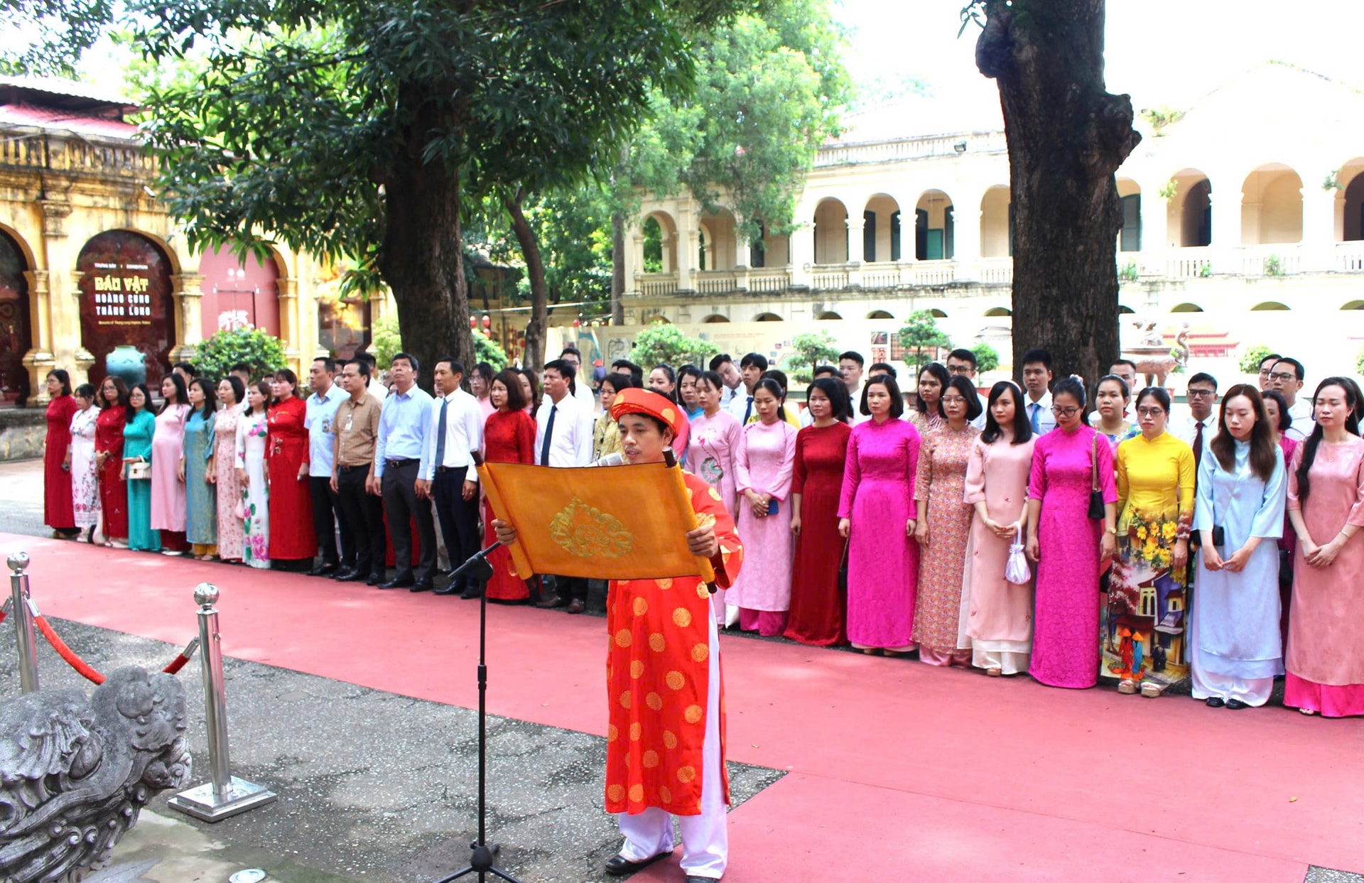 lanh-dao-dang-uy-khoi-cac-co-quan-thanh-pho-ha-noi-cung-cac-dang-vien-tre-dang-huong-tai-khu-di-tich-hoang-thanh-thang-long..jpg