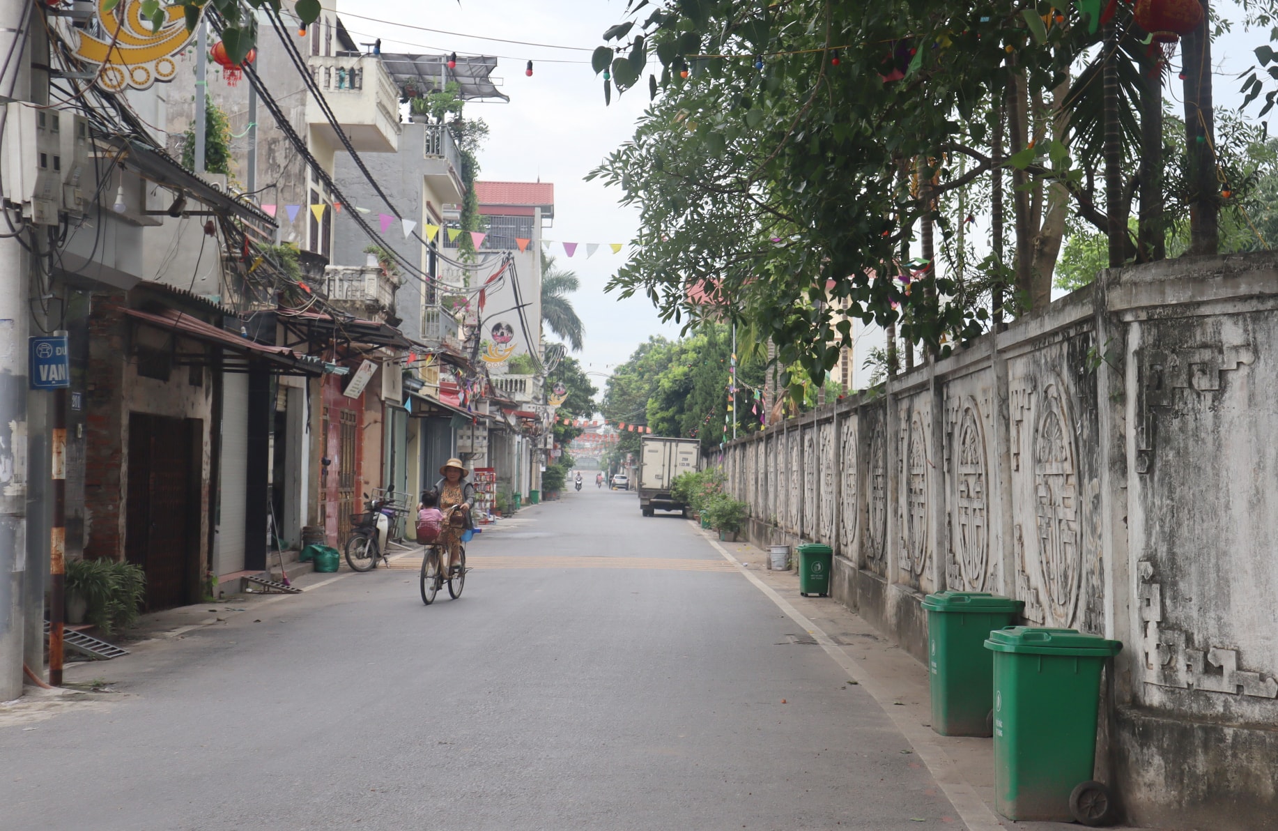 duong-giao-thong-khang-trang-tai-xa-nong-thon-moi-kieu-mau-ha-mo-huyen-dan-phuong-..jpg