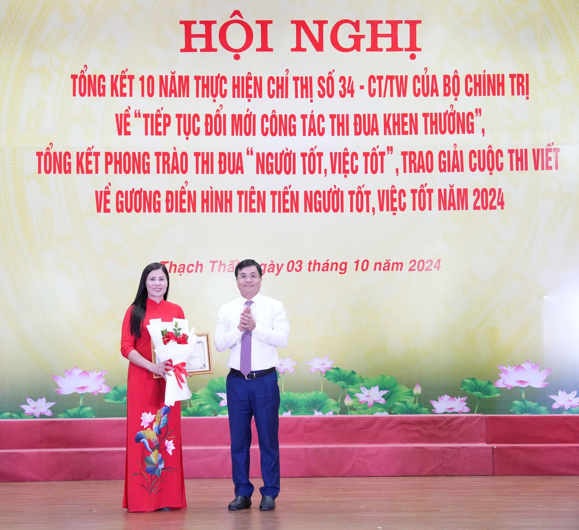 Bí thư Huyện ủy Thạch Thất trao giải đặc biệt cho tác giả đạt giải Cuộc thi viết về gương điển hình tiên tiến, người tốt, vệc tốt năm 2024. Ảnh: Hương Giang.