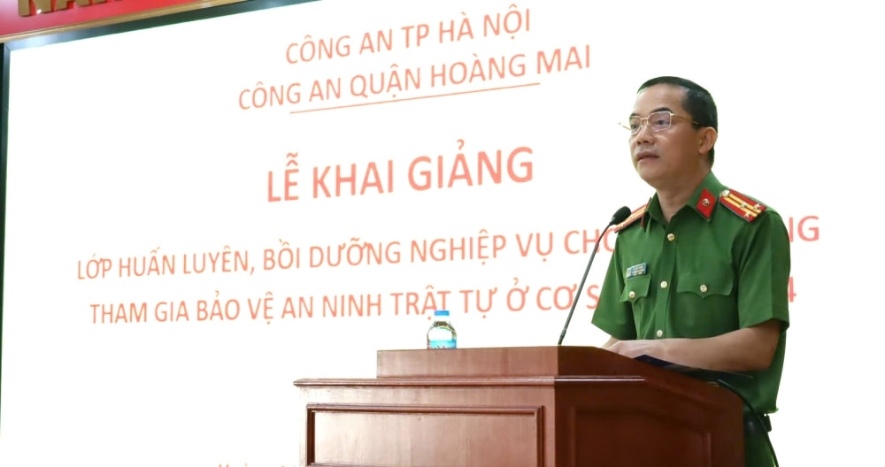 Thượng tá Thắng - Phó trưởng Công an quận Hoàng Mai phát biểu khai mạc lớp tập huấn