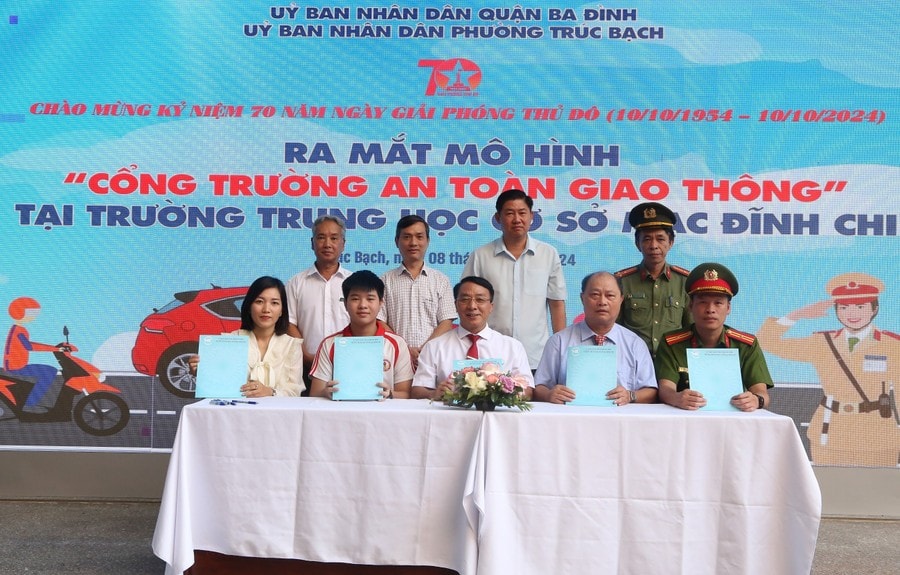 Các đơn vị ký cam kết triển khai mô hình “Cổng trường an toàn giao thông”.