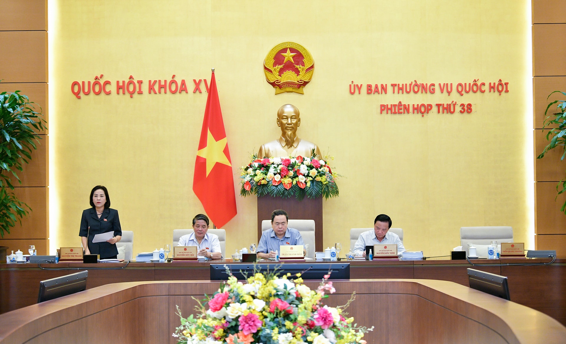 Phó Chủ tịch Quốc hội Nguyễn Thị Thanh điều hành phiên họp. Ảnh: media.quochoi.vn