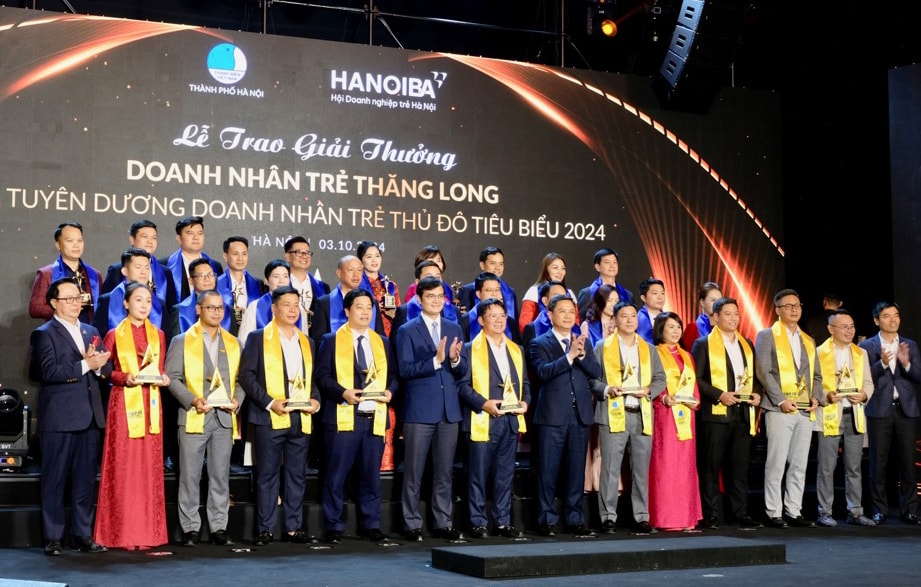 cac-doanh-nhan-duoc-ton-vinh-tai-le-trao-giai-thuong-doanh-nhan-tre-thang-long-va-tuyen-duong-doanh-nhan-tre-thu-do-tieu-bieu-nam-2024.-anh-tung-nguyen.jpeg