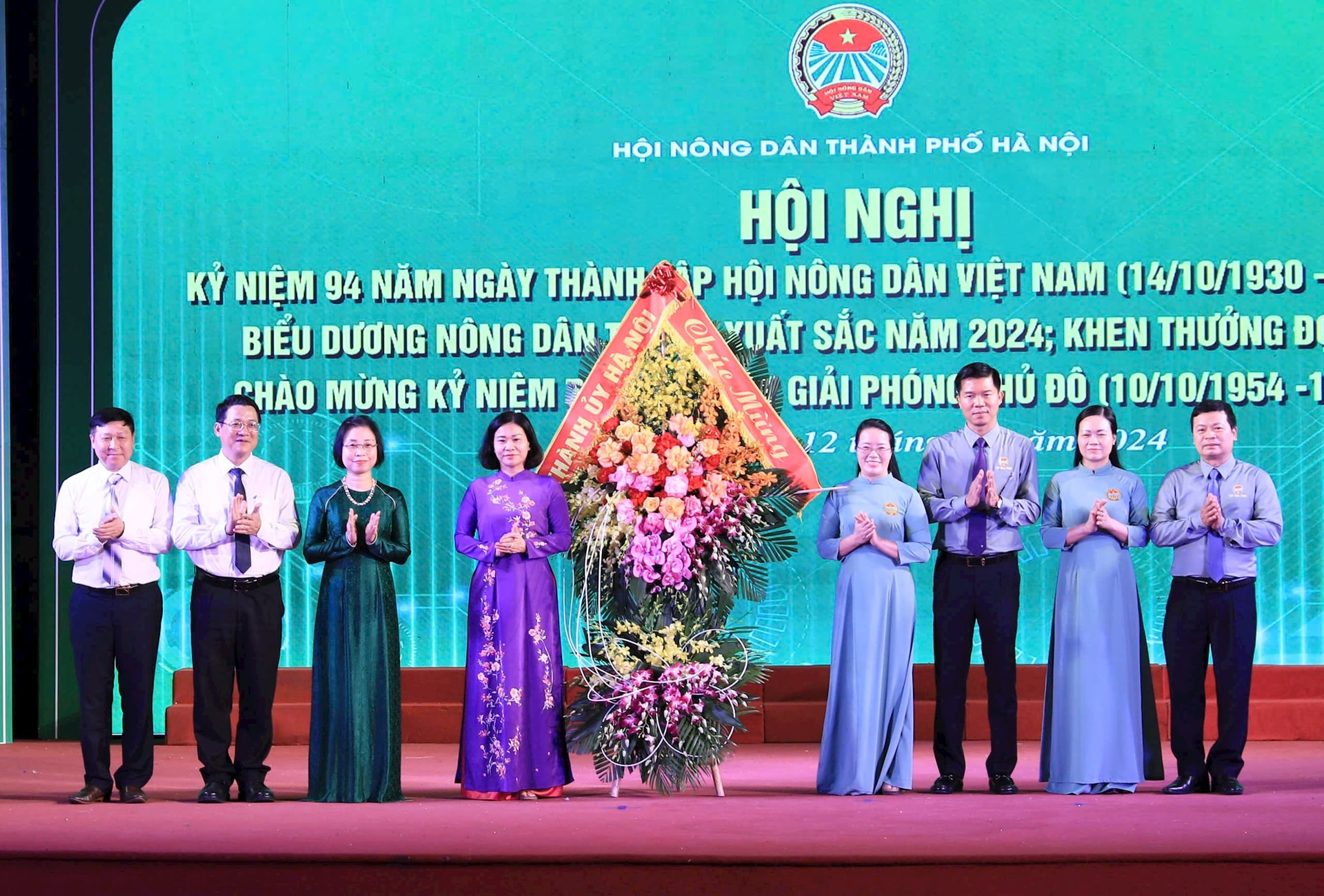 pho-bi-thu-thuong-truc-thanh-uy-ha-noi-nguyen-thi-tuyen-tang-hoa-chuc-mung-hoi-nong-dan-thanh-pho-ha-noi.-anh-quang-thai.jpg