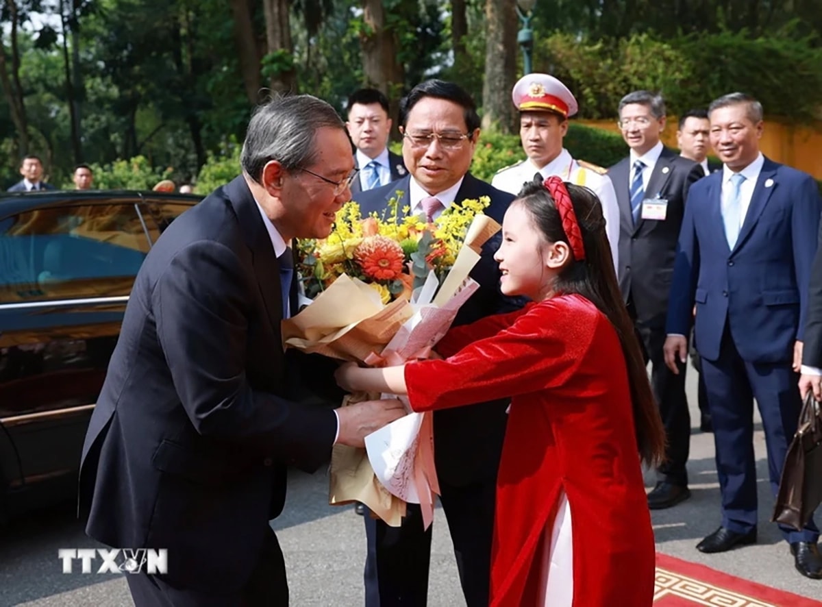 Thiếu nhi Thủ đô Hà Nội tặng hoa chào mừng Thủ tướng Trung Quốc Lý Cường thăm chính thức Việt Nam. Ảnh: Dương Giang - TTXVN