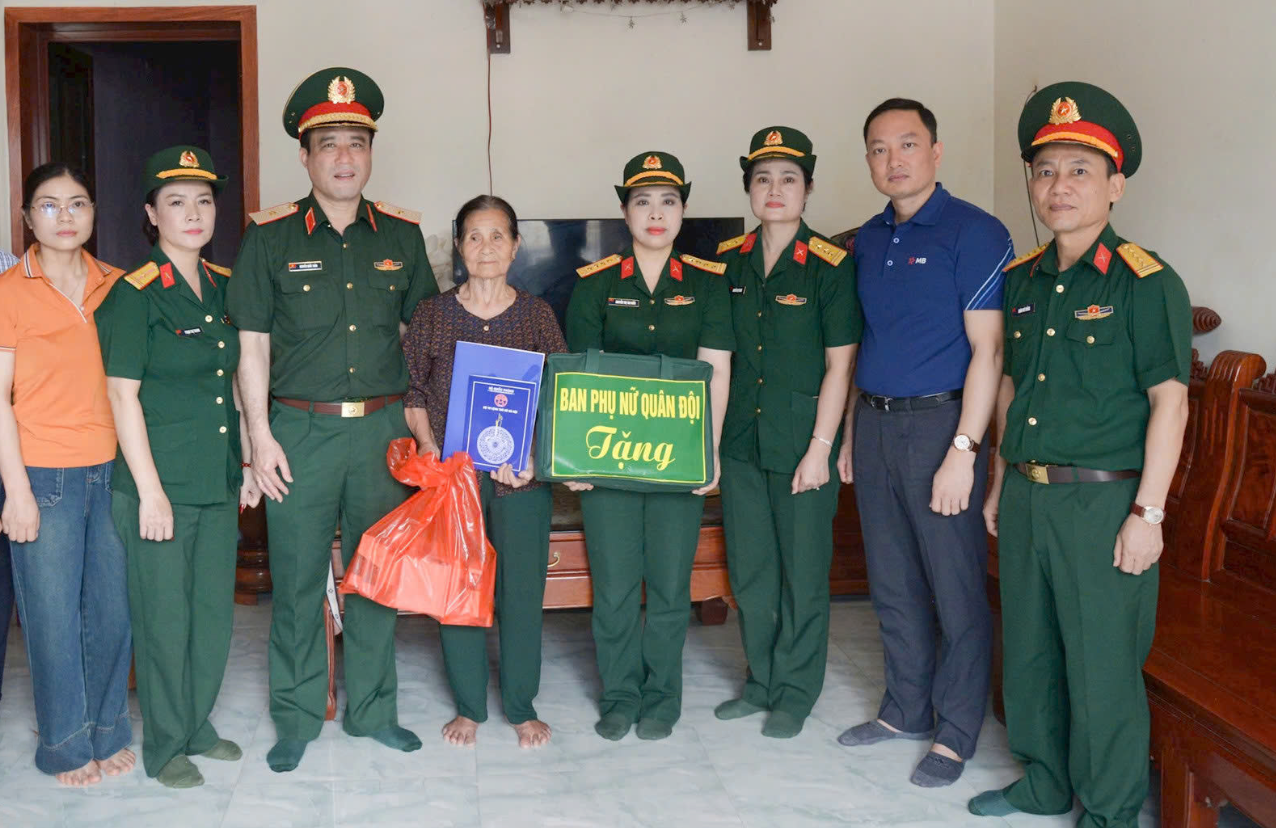 lanh-dao-bo-tu-lenh-thu-do-ha-noi-tang-qua-ba-nguyen-thi-thinh-vo-liet-si-o-thon-dong-chiem-xa-an-phu-huyen-my-duc-khac-phuc-hau-qua-con-bao-so-3..png