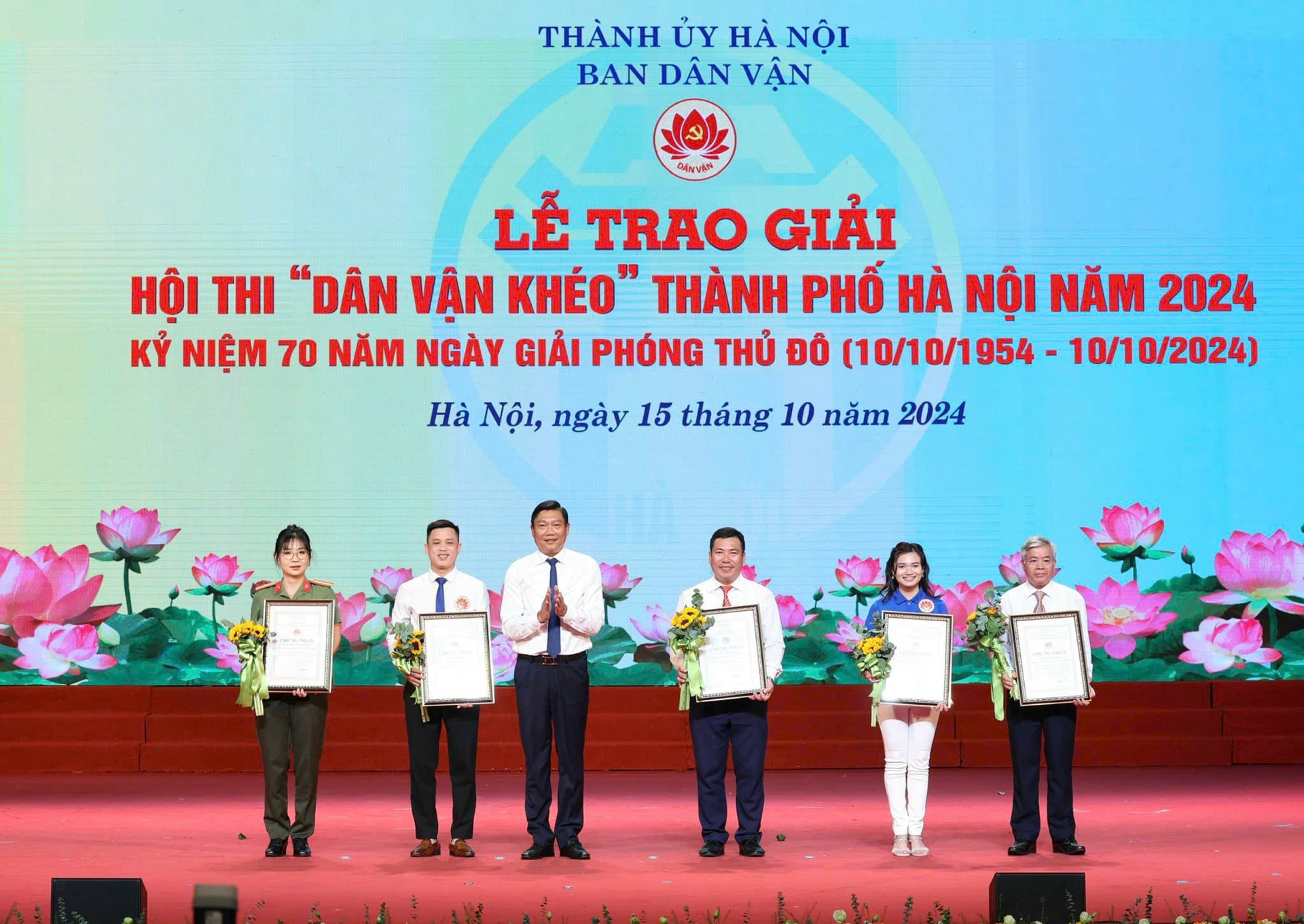 dvk-a-tuan-trao-cn-doi-thi-.jpg