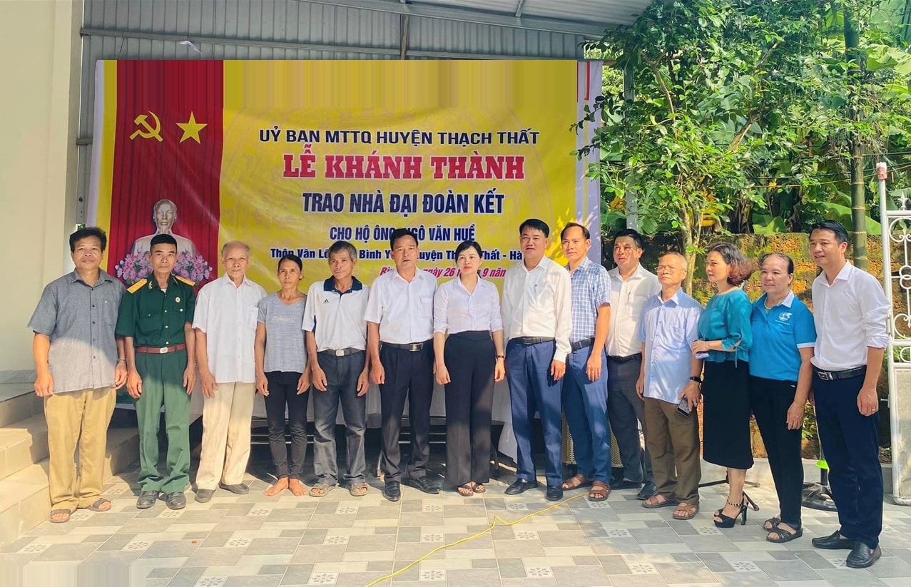 uy-ban-mat-tran-to-quoc-viet-nam-huyen-thach-that-trao-nha-dai-doan-ket-cho-gia-dinh-ong-ngo-van-hue-xa-binh-yen-..jpg