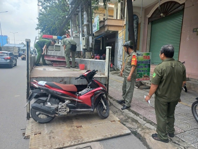 CLIP: Rượt đuổi, đánh nhau trên đường phố Biên Hòa, có tiếng súng nổ- Ảnh 1.