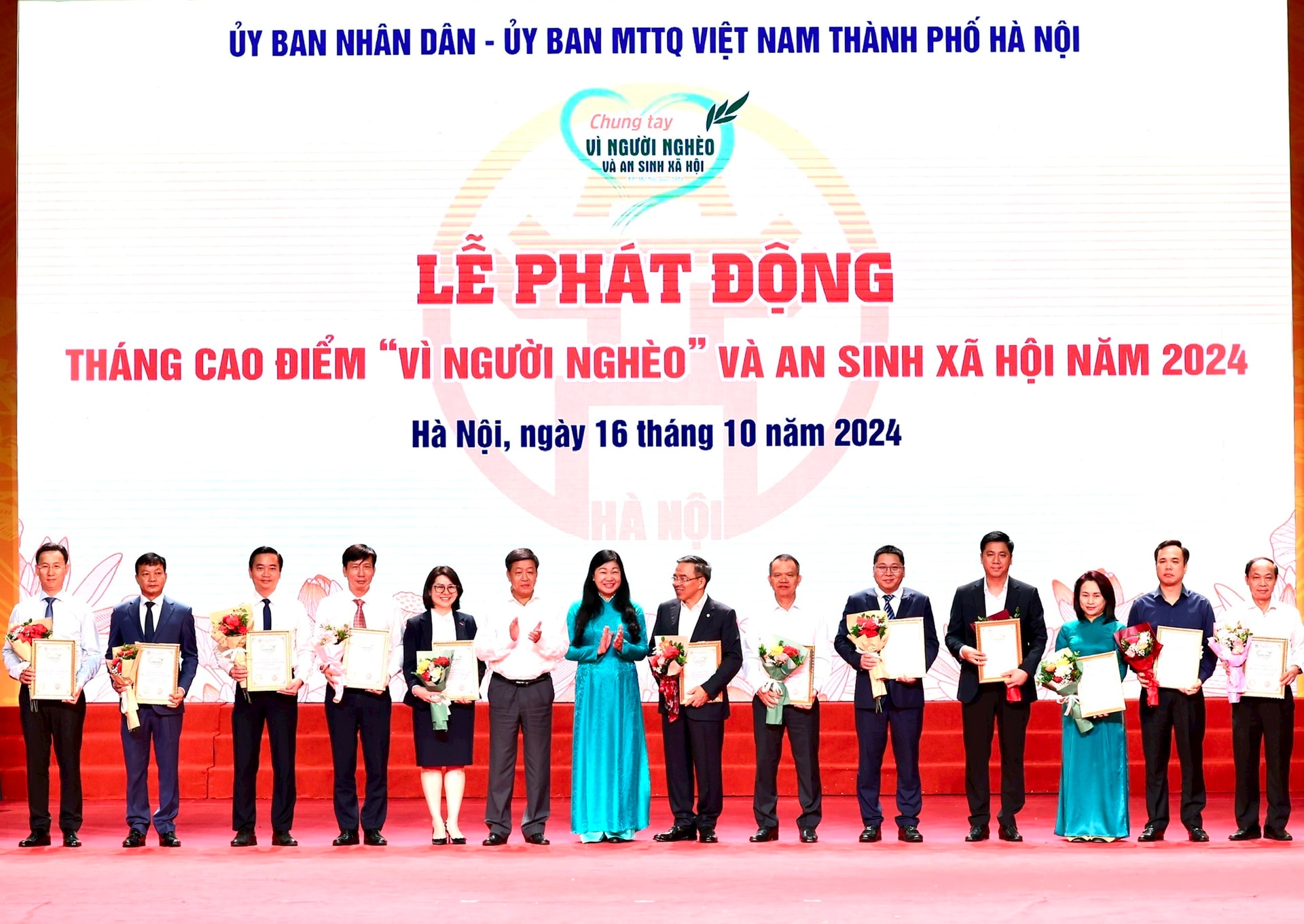 chu-tich-uy-ban-mttq-viet-nam-thanh-pho-nguyen-lan-huong-pho-chu-tich-ubnd-thanh-pho-duong-duc-tuan-tiep-nhan-ung-ho-va-trao-thu-cam-on-cho-cac-don-vi.-anh-viet-thanh.jpeg