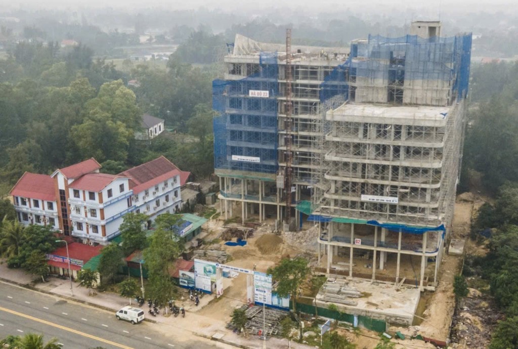 Khách sạn Hanvet do Công ty CP Dược và vật tư thú y làm chủ đầu tư đang bị UBND tỉnh chỉ đạo xử lý. (Ảnh: Phạm Trường)