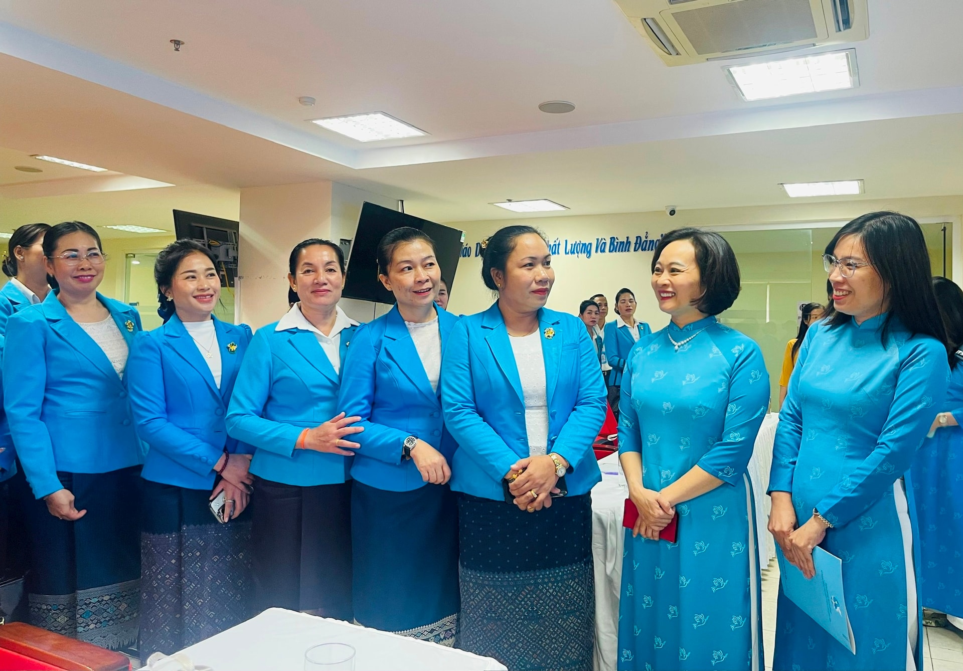Bồi dưỡng nghiệp vụ công tác cho cán bộ nữ Thủ đô Viêng Chăn