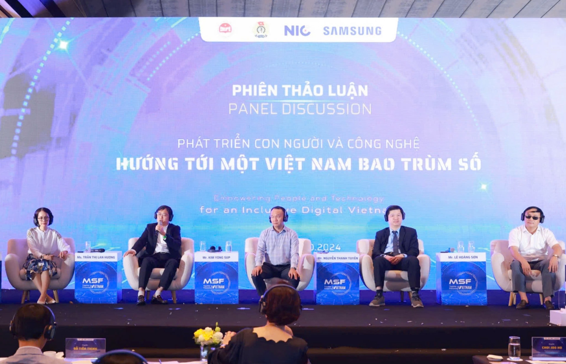 cac-dai-bieu-tham-du-phien-thao-luan-phat-trien-con-nguoi-va-cong-nghe-huong-toi-mot-viet-nam-bao-trum-so-tai-dien-dan-da-phuong-2024-do-samsung-viet-nam-phoi-hop-to-chuc..jpg