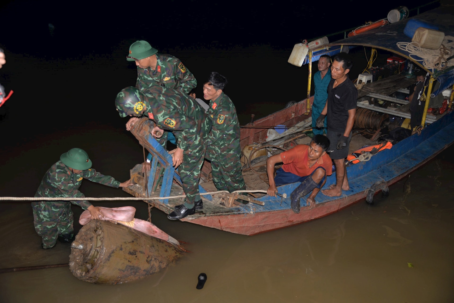 Lực lượng công binh của Bộ Tư lệnh Thủ đô Hà Nội trục vớt thành công quả bom. Ảnh Phạm Luân.