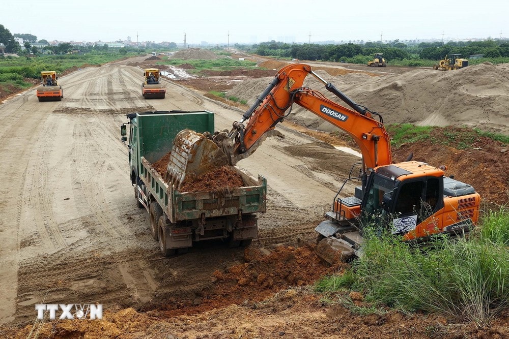 Thi công tại gói thầu số 9 đang đắp gia tải nền đất yếu trên địa bàn huyện Hoài Đức, phấn đấu hoàn thành vào 30/6. (Ảnh: Huy Hùng/TTXVN)