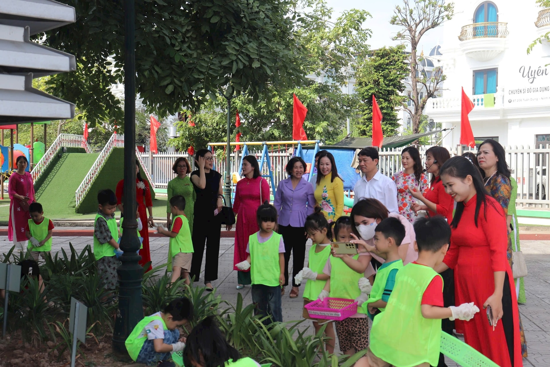 Phó Chủ tịch UBND huyện Gia Lâm Trương Văn Học cùng các đại biểu tham quan khu trải nghiệm thực tế của Trường Mầm non Bình Minh - xã Ninh Hiệp. Ảnh: Vân Thư