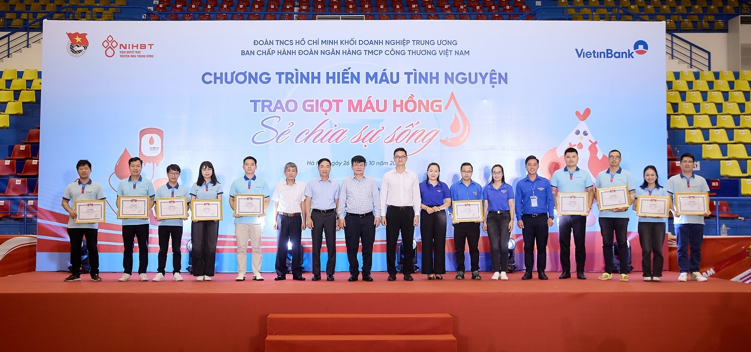 anh-2_ban-thuong-vu-doan-vietinbank-trao-bang-khen-cho-cac-tap-the-va-ca-nhan-co-thanh-tich-xuat-sac-trong-phong-trao-hien-mau.jpg