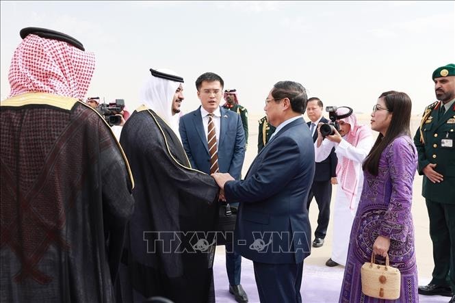 Quan chức Saudi Arabia đón Thủ tướng Phạm Minh Chính và Phu nhân tại Sân bay quốc tế King Khalid, thủ đô Riyadh. Ảnh: Dương Giang/TTXVN