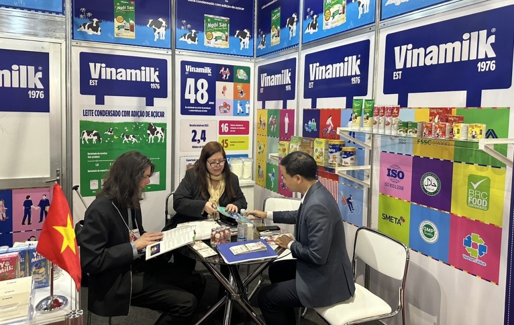 Tập trung các thị trường mới nổi, tham gia các chuỗi cung ứng toàn cầu giúp Vinamilk mở rộng thị trường xuất khẩu đến các khu vực như Châu Úc, Nam Mỹ… Tập trung các thị trường mới nổi, tham gia các chuỗi cung ứng toàn cầu giúp Vinamilk mở rộng thị trường xuất khẩu đến các khu vực như Châu Úc, Nam Mỹ…