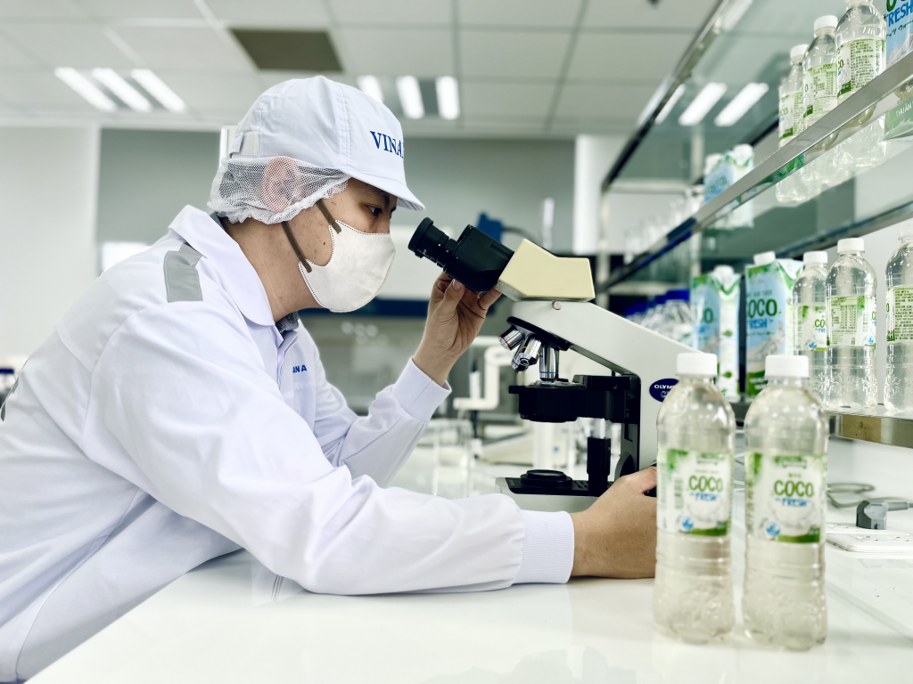 Bên cạnh sản phẩm sữa, Vinamilk đang đẩy mạnh thêm các sản phẩm non-dairy như nước dừa xuất đi Nhật, Canada, Mỹ, Đài Loan… Bên cạnh sản phẩm sữa, Vinamilk đang đẩy mạnh thêm các sản phẩm non-dairy như nước dừa xuất đi Nhật, Canada, Mỹ, Đài Loan…
