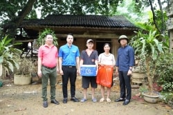 Mang yêu thương đến với bà con vùng lũ