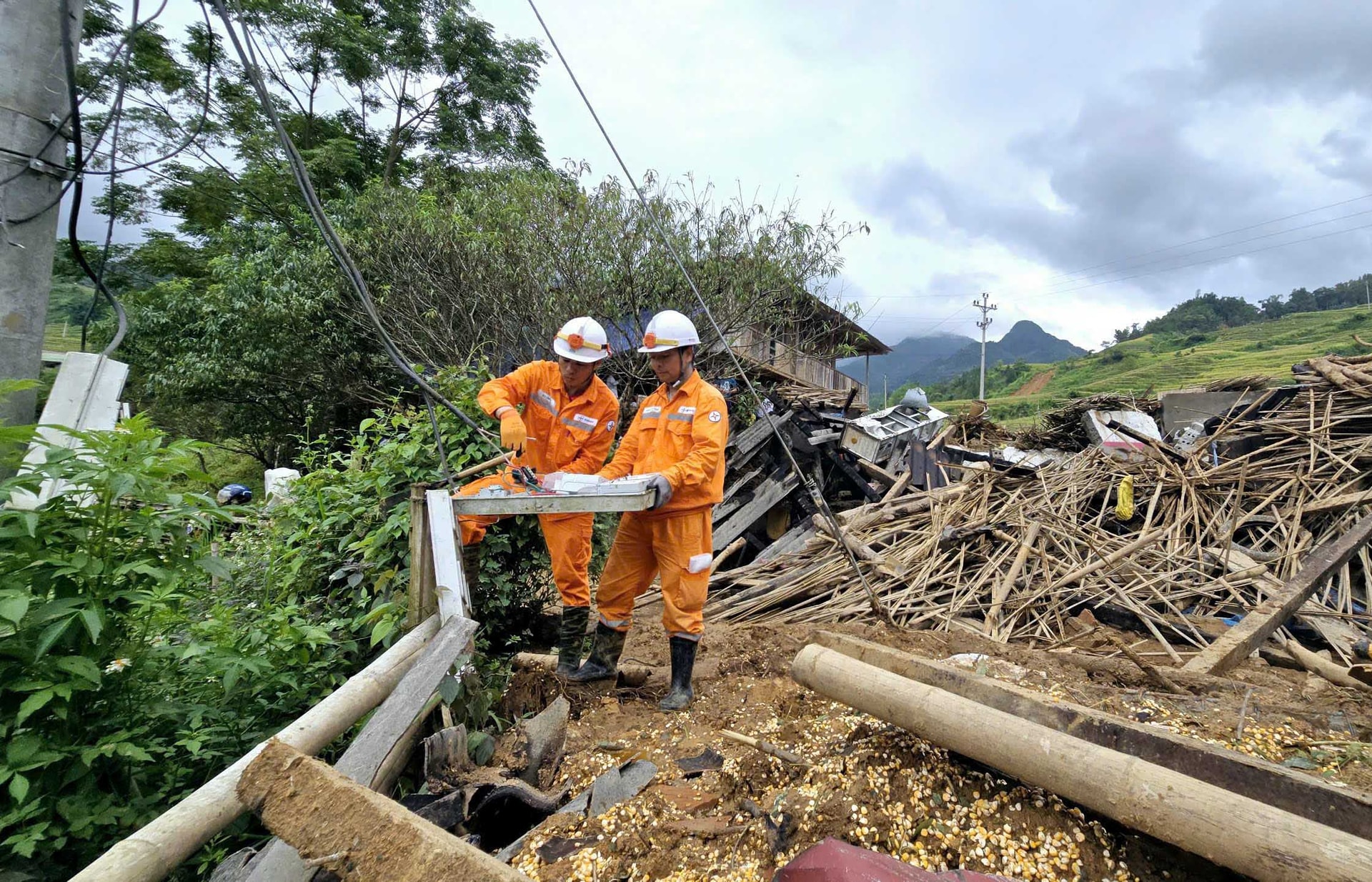 cong-nhan-cong-ty-dien-luc-lao-cai-sua-chua-khac-phuc-luoi-dien-sau-mua-lu..jpg