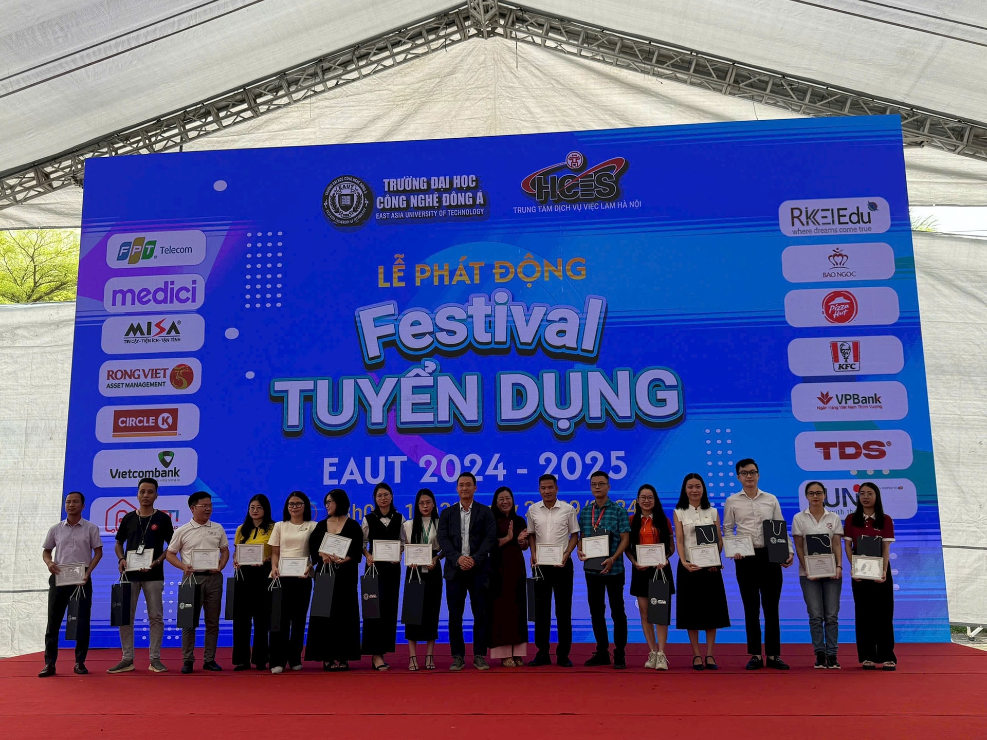 Ảnh 1: Tư vấn, giới thiệu việc làm cho sinh viên tại Festival tuyển dụng EAUT 2024-2025.