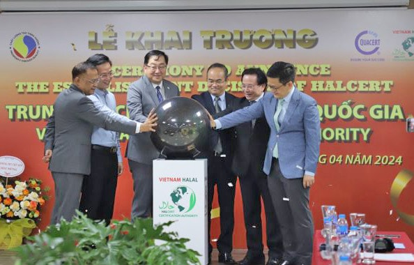 cac-dai-bieu-thuc-hien-nghi-thuc-khai-truong-trung-tam-chung-nhan-halal-quoc-gia-viet-nam-halcert-thang-4-2024..jpg