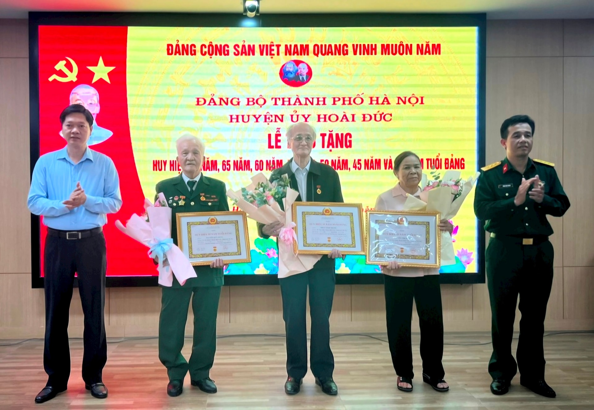 Hoài Đức: 99 đảng viên vinh dự được truy tặng, trao tặng Huy hiệu Đảng