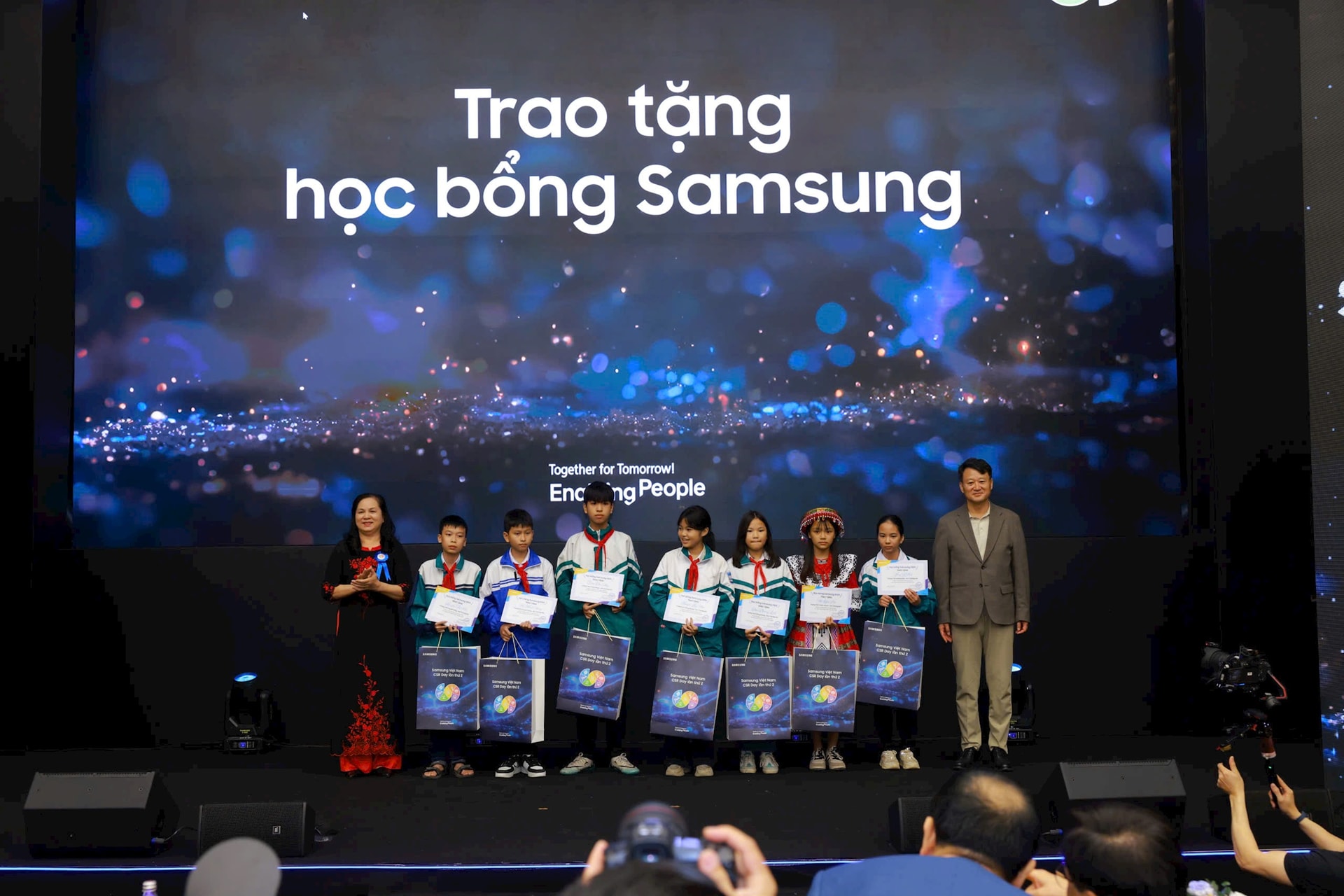 dai-dien-samsung-trao-tang-hoc-bong-cho-dai-dien-cac-em-hoc-sinh-co-hoan-canh-kho-khan-vuon-len-trong-hoc-tap-tai-su-kien.jpg