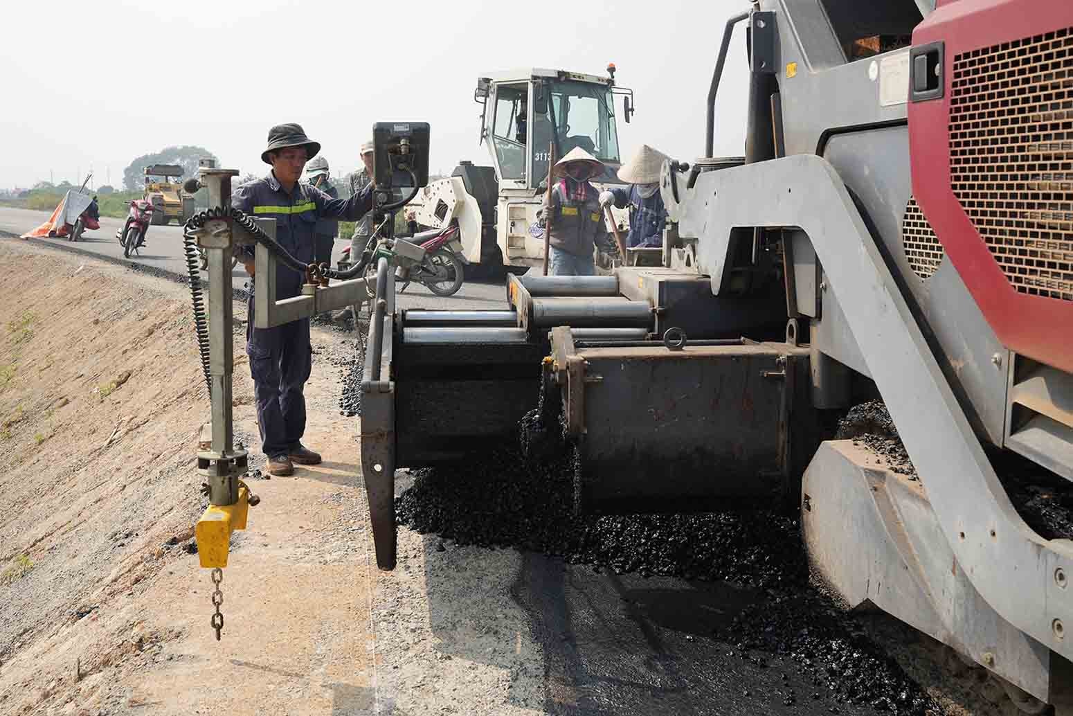 300 đầu máy, 200 kỹ sư, công nhân được huy động, làm việc ngày đêm trên công trường dự án. Ảnh: Hữu Chánhsong 