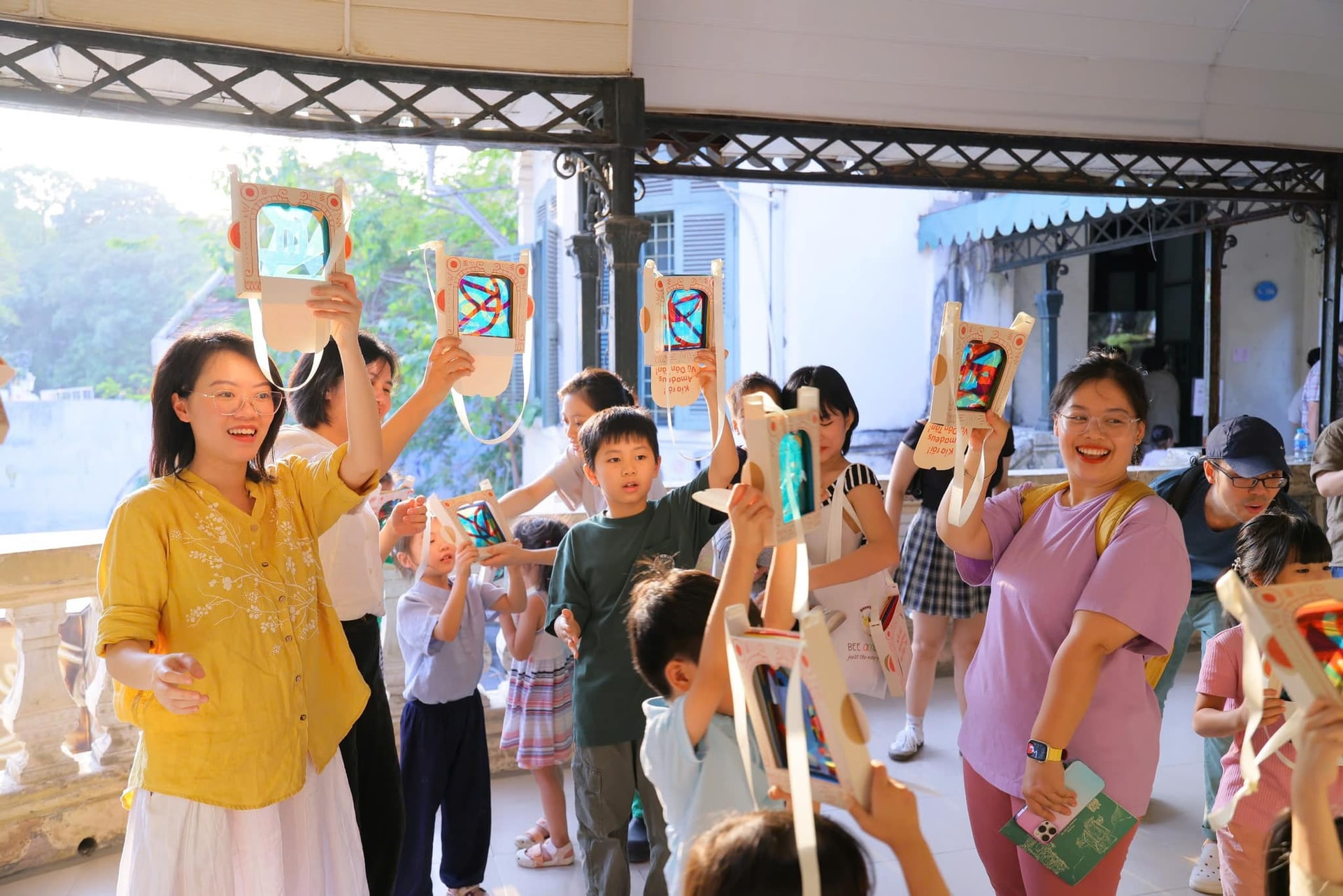 Người dân và du khách tham gia trò chơi giải câu đố, mật mã. Người chơi sẽ giải đáp các câu đố sau mỗi hành trình khám phá không gian sáng tạo tại Cung thiếu nhi Hà Nội. Ảnh: L.H